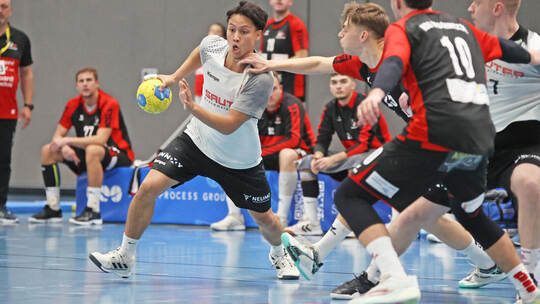 Trotz aller Anstrengungen kamen Sakda Choetchim (am Ball) und der TSV Knittlingen wieder nicht über ein Unentschieden hinaus. Ar