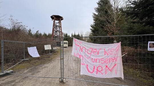 Nur noch ein kleiner Rest ist von der Hohen Warte übrig. Dass viele Bürgerherzen an Hohenwarts Wahrzeichen hängen, machen Banner