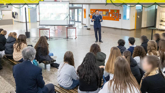 Aller vier Klassen 10 des Reuchlin-Gymnasiums nehmen am Vortrag teil. Jugendoffizier Yacout Reuchlin-Gymnasium