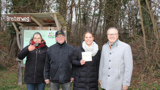Über die neue Murmelbahn in Oberderdingen freuen sich vom Verein Offene Jugendwerkstatt, Vize-Vorsitzende Susanne Mahla, Vorsitz