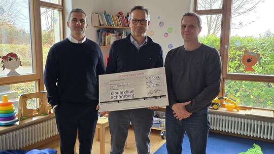 Die Spende der Schneeberger GmbH mit Kourosh Schneeberger, Christof Rechkemmer und Tobias Renk (von links) ermöglicht der Kinder