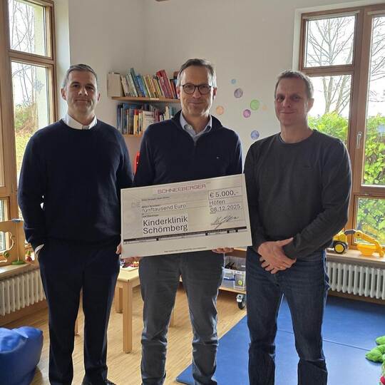 Die Spende der Schneeberger GmbH mit Kourosh Schneeberger, Christof Rechkemmer und Tobias Renk (von links) ermöglicht der Kinder