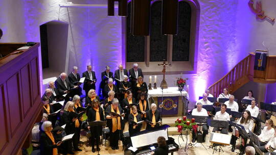 Der evangelische Kirchenchor: der Wiernsheimer Mauritius Chor und der Posaunenchor Wiernsheim präsentieren ein beeindruckendes A