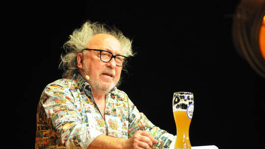 Mit – alkoholfreiem – Weizenbier und bösen Pointen nimmt Urban Priol wieder Merz, Söder und Co. auf die Schippe. Robin Daniel Fr