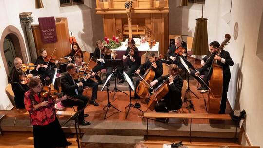 Cheryl Swoboda ( vorn) spielt mit dem SWDKO ein Konzert für Viola d’amore von Antonio Vivaldi.