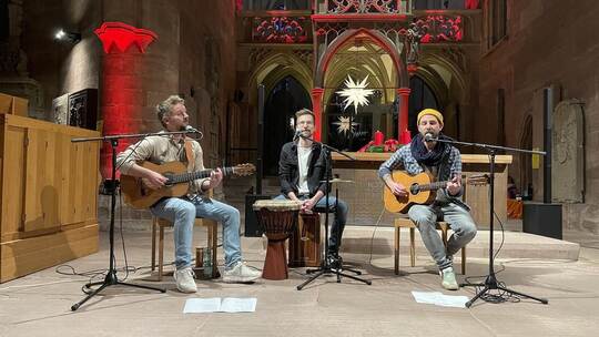 Die Bandbreite seines Repertoires zeigt das Duo Quiet Lane (Simon Hartfelder, Arne Brien) mit Unterstützung von Hannes Liewald (