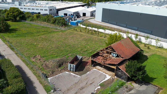 Noch steht ein großer Teil der Scheune, aber auf diesem Grundstück am Wallfahrtsweg soll nun eine Enzkreis-Unterkunft für bis zu