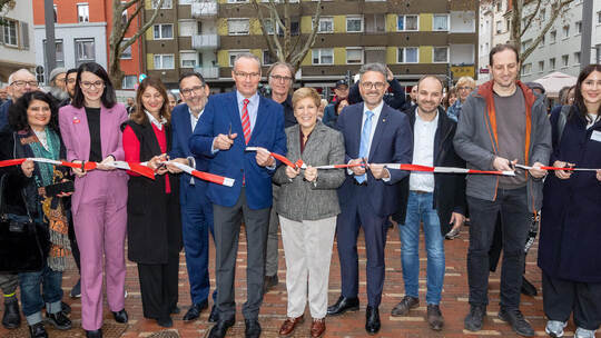 Die Verantwortlichen aus Stadt-, Landes- und Bundespolitik rund um Ministerin Nicole Razavi (Mitte) schneiden das Absperrband en