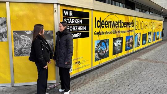 Joy Pfältzer und Melanie Schweizer vom WSP (von links) begutachten die Gewinneraufnahmen am Marktplatz 4. Max Lud/WSP