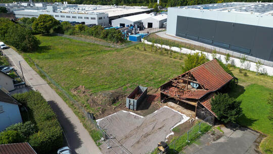 Auf diesem Grundstück am Mühlacker Wallfahrtsweg soll – planmäßig ab Oktober 2026 – eine neue Enzkreis-Unterkunft für Flüchtling