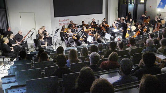 Unter dem Titel „Filmreif – das Hochschulorchester spielt auf“ präsentieren die Musikerinnen und Musiker bekannte Filmmelodien, Hochschulorchester: "Filmreif - das Hochschulorchester spielt auf."