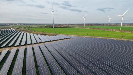 Windräder hinter Solarpark Windräder hinter Solarpark