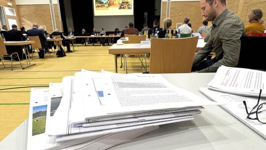 Hunderte Seiten umfasst der Plan für Solarenergie, den die Regionalräte aus dem Nordschwarzwald in Höfens Enzauenhalle nun unter