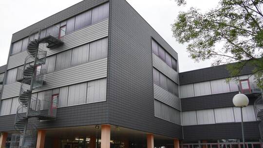 Wo sich jetzt im Untergeschoss noch ein überdachter Pausenhof für die Realschule befindet, sollen künftig neue Fachräume entsteh