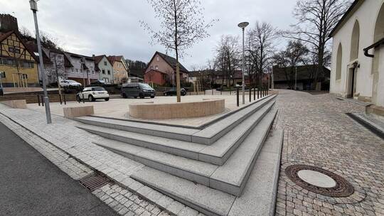 Die Ortsmitte Sternenfels ist so gut wie fertig: Neben zahlreichen Sitzmöglichkeiten und einer Bühne für Veranstaltungen bietet