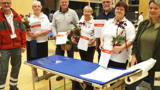 Engagieren sich zum Teil seit Jahren: Der Maulbronner DRK-Vorsitzende Thomas Haalboom (von links), Renate Fischer, Herbert und I