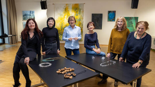 Die stellvertretende Kulturamtsleiterin Claudia Baumbusch (dritte von links) freut sich mit den Künstlerinnen – Kerstin Mayer, X