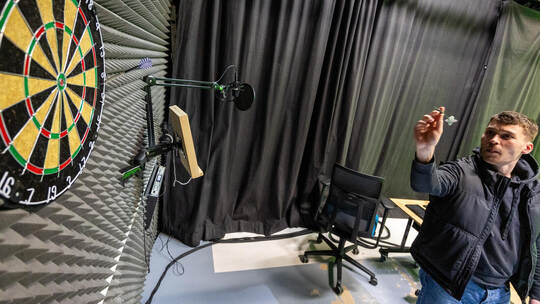 Voller Einsatz mit den widerspenstigen Darts: Leon Malik Koß trainiert zur Not auch mal im Studio von TV-BW. Fürs Foto darf er d