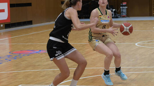 Die junge Ysaline Saulnier (rechts) hatte maßgeblichen Anteil am furiosen dritten Viertel der Rutronik Stars Keltern, die innerh