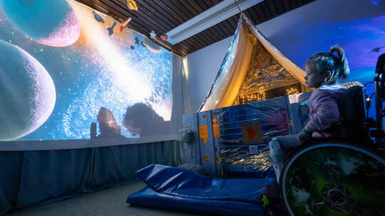 Das große Weltall-Projekt der Anne-Bertha-Königsegg Schule hat es Alina angetan.Foto: Meyer