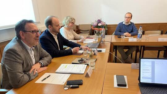Immer ein Lächeln parat, gleichzeitig mit klarem Blick und Aussagen dabei: Baubürgermeister Tobias Volle nimmt am Mittwoch neben