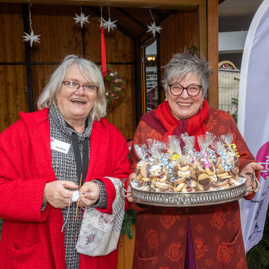 Andrea Überall (links) und Gabriele Amanuel in der PZ-Aktionshütte.