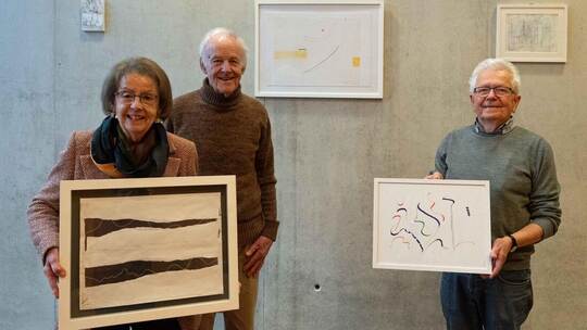 Brigitte und Rolf Elsässer (von links) und Eberhard Schlecht gehören zu den Kunstschaffenden, die in der Raphaelkirche ihre Arbe