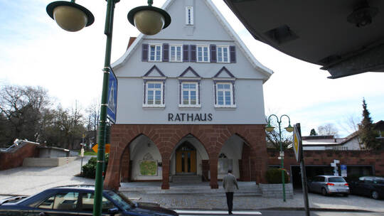 Nach dem frühzeitigen Rückzug von Bürgermeister Matthias Leyn wird der Chefsessel im Schömberger Rathaus Anfang April frei. Arch