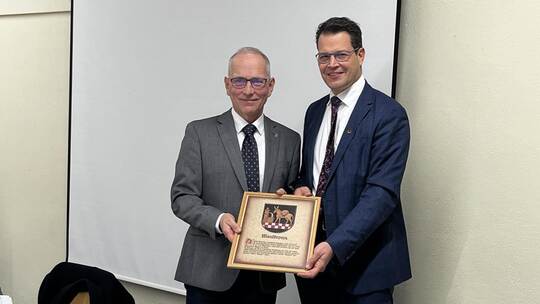 Jürgen Link (links) wurde von Bürgermeister Treut verabschiedet.