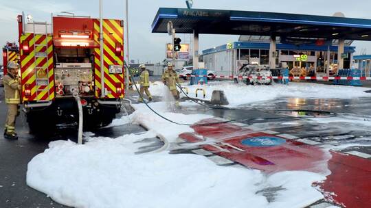 Pkw steht an Tankstelle in Flammen