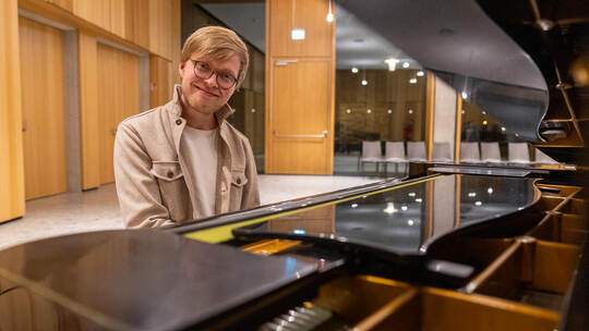 Lukas Bauer am Flügel – der junge Kirchenmusiker bereitet sich mit spürbarer Leidenschaft auf sein Debüt in der Pforzheimer Stad