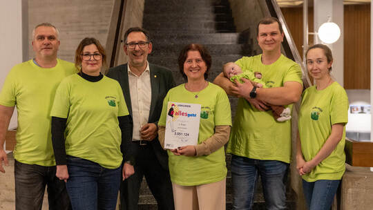 Siegreiche Familie: Slawo Wozniak und Ehefrau Beata, Dorota Bonislawska, Kamil Wozniak mit Töchterchen Klara und Ehefrau Patrizi AllesGeht Preisverleihung