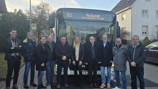 Bei einem Pressetermin an der Haltestelle Kindergarten in Neuhausen ist die neue Busanbindung für die Gemeinde vorgestellt worde