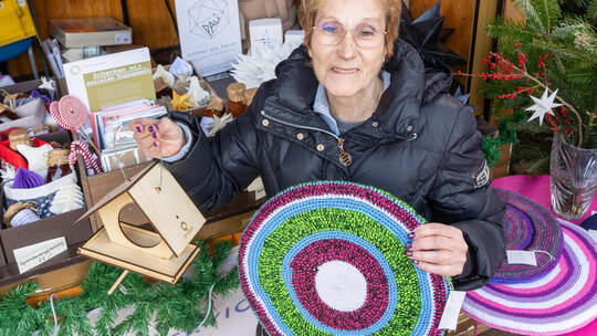 Präsentiert handwerklich Hochwertiges: Ingrid Weber aus der Produktion von Q-Prints & Services. PZ Aktionshütte QPrints