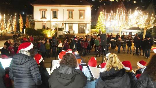 Auf dem Ersinger Dorfplatz hat sich das Stimmwerk zum Konzert aufgestellt. So heißt der moderne gemischte Chor des Ersinger G’sa