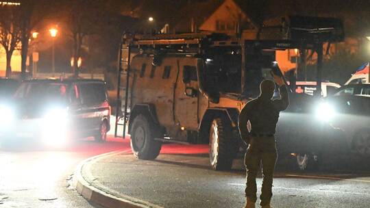 Jugendamt holt Kind mit Hilfe von Spezialkräften aus Familie Jugendamt holt Kind mit Hilfe von Spezialkräften aus Familie