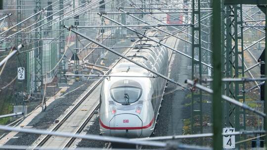 Bahnbetrieb auf Riedbahn