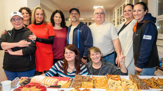 Das Team der „Straßenengel“ mit vielen fleißigen Helfern am reichhaltigen Dessertbuffet. Thomas Sommer