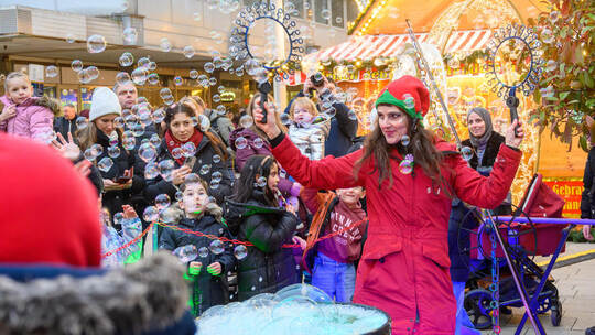 Das große Becken mit der Seifenlösung von „Maja in Motion“ erinnert etwas an einen blubbernden Hexenkessel.