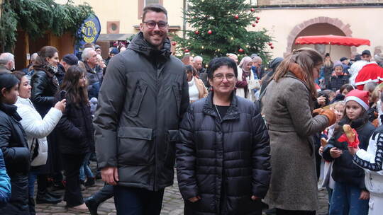 Bürgermeister Fabian Bader und Schlossverwalterin Mirella Stollmayer freuen sich über die Eröffnung des Adventsmarkts und dessen