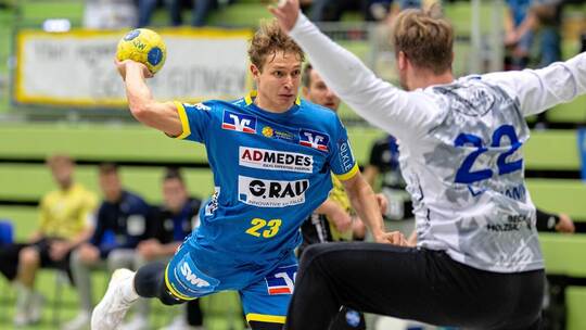 Die Drittliga-Handballer von Pforzheim/Eutingen (links Felix Schmitt) gewannen ihr letztes Heimspiel im Kalenderjahr gegen Bitte