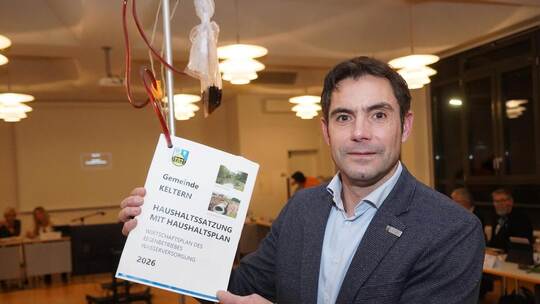 Bürgermeister Steffen Bochinger hat den Haushaltsplan der Gemeinde Keltern an den Tropf gehängt. Er vergleicht die Finanzlage mi