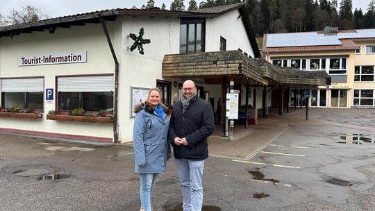 Carl Christian Hirsch und Bürgermeisterin Sabine Zenker vor der Festhalle – im Zentrum des geplanten Sanierungsgebiets. Carmen L