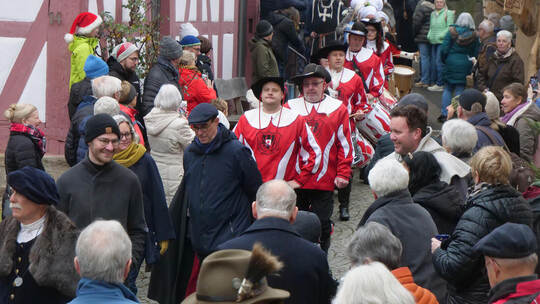Gut gelaunt aufmarschiert: Bei der Eröffnung am Samstagnachmittag sind zahlreiche Besucher zu den Lienzinger Weihnachtsgaden ges