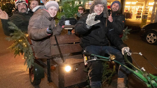Klein, aber mit den meisten Mitfahrenden besetzt, ist dieses Fahrzeug bei der Illinger Lichterfahrt.