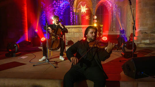 Geiger Noah Leonne spielt gemeinsam mit dem Cellisten Robin Sack den Spng „The Rose“ von Bette Midler.