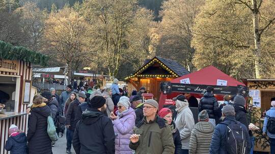 Auf dem Wildbader Weihnachtsmarkt ist über das Wochenende viel los. Auch zu essen gibt es genug.