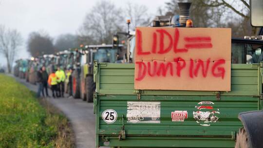 Demonstration von Landwirten vor Lidl-Zentrale