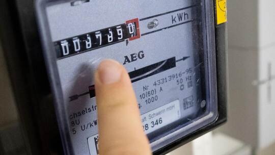 Die Länder fordern eine schnelle Stromsteuersenkung für alle. Foto: Philip Dulian/dpa Stromsteuer-Diskussion