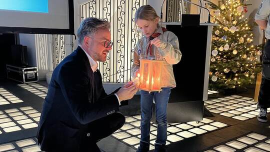 Oberbürgermeister Peter Boch empfängt von Pfadfinderin Sophie das Friedenslicht aus Bethlehem. Steffen Reinhold